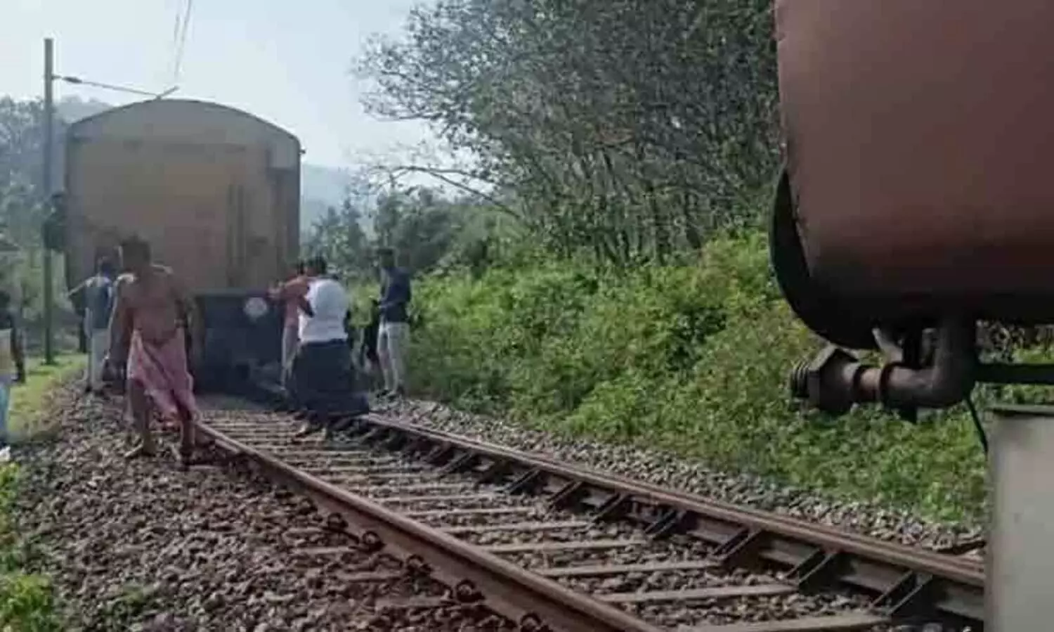 ഓടിക്കൊണ്ടിരിക്കെ ഗുരുവായൂര്‍ - മധുര എക്‌സ്പ്രസ്സിന്റെ ബോഗികള്‍ വേര്‍പ്പെട്ടു; സംഭവം ആര്യങ്കാവ് സ്റ്റേഷന് സമീപം