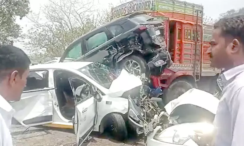 മുംബൈ ധാരാവി ജംങ്ഷനിൽ അതിരാവിലെ   വൻ കൂട്ടിയിടി; തകർന്നത് അഞ്ചു വാഹനങ്ങൾ