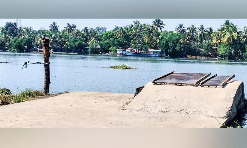 അരൂർ-കുമ്പളങ്ങി പാലം; വികസനം കാത്ത്​ തീരവാസികൾ
