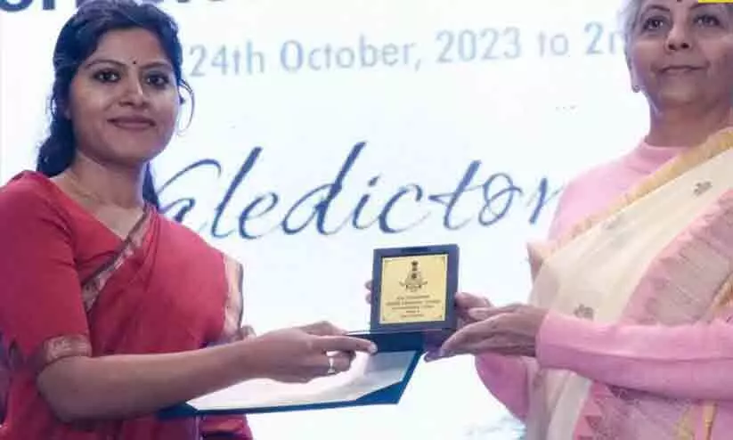 സിവിൽ സർവീസിന് തയാറെടുക്കുമ്പോൾ അമ്മക്ക് അർബുദം ബാധിച്ചു; രോഗങ്ങളോടും പരാജയങ്ങളോടും പടവെട്ടി പല്ലവി സ്വപ്നം സാക്ഷാത്കരിച്ചു സിവിൽ സർവീസിന് തയാറെടുക്കുമ്പോൾ അമ്മക്ക് അർബുദം ബാധിച്ചു; രോഗങ്ങളോടും പരാജയങ്ങളോടും പടവെട്ടി പല്ലവി സ്വപ്നം സാക്ഷാത്കരിച്ചു