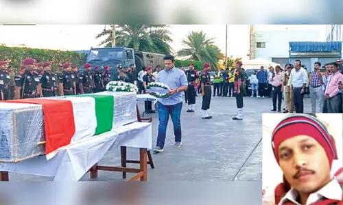 ജ​വാ​ൻ ദി​വി​ന്റെ മൃ​ത​ദേ​ഹം സൈ​നി​ക ബ​ഹു​മ​തി​ക​ളോ​ടെ സം​സ്ക​രി​ച്ചു