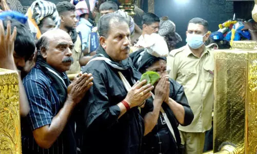 ദക്ഷിണാഫ്രിക്കൻ പാർലമെന്റിലേക്ക് തെരഞ്ഞെടുക്കപ്പെട്ട മലയാളി അനിൽ കുമാർ കേശവപിള്ള ശബരിമല ദർശനം നടത്തി