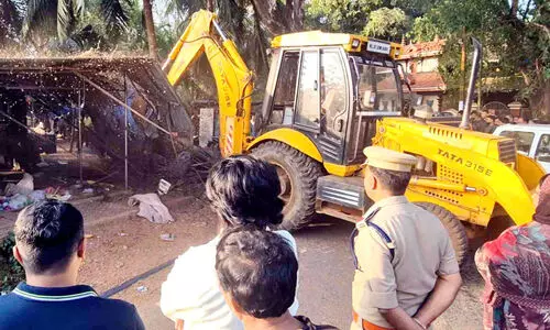പുത്തൂർ-ചിനക്കൽ ബൈപാസ് ക്ലീൻ; കാ​വ​തി​ക്കള​ത്തെ അ​ന​ധി​കൃ​ത ക​ച്ച​വ​ട സ്ഥാ​പ​ന​ങ്ങ​ൾ പൊ​ളി​ച്ചുനീ​ക്കി