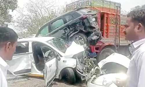 മുംബൈ ധാരാവി ജംങ്ഷനിൽ അതിരാവിലെ   വൻ കൂട്ടിയിടി; തകർന്നത് അഞ്ചു വാഹനങ്ങൾ