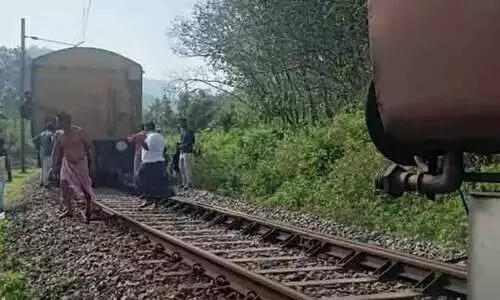 ഓടിക്കൊണ്ടിരിക്കെ ഗുരുവായൂര്‍ - മധുര എക്‌സ്പ്രസ്സിന്റെ ബോഗികള്‍ വേര്‍പ്പെട്ടു; സംഭവം ആര്യങ്കാവ് സ്റ്റേഷന് സമീപം