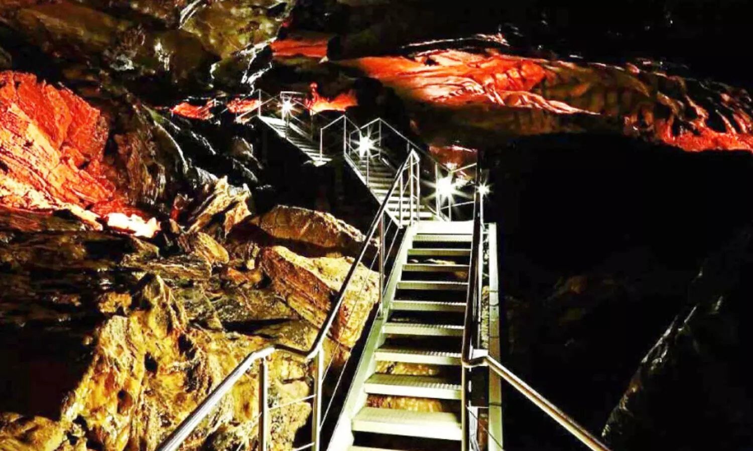 സ​ന്ദ​ർ​ശ​ക​രു​ടെ മ​നം​ക​വ​ർ​ന്ന് ഹൂ​ത്ത ഗു​ഹ