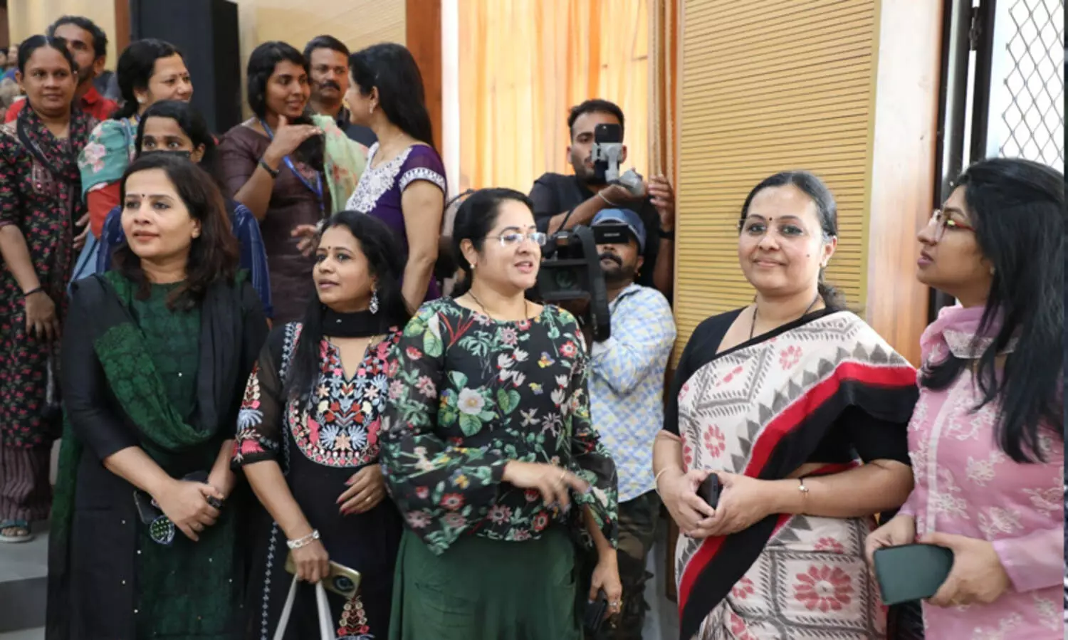 പഴയകാല അനുഭവങ്ങള്‍ പങ്കുവച്ച് മന്ത്രി വീണ ജോര്‍ജും സുഹൃത്തുക്കളും