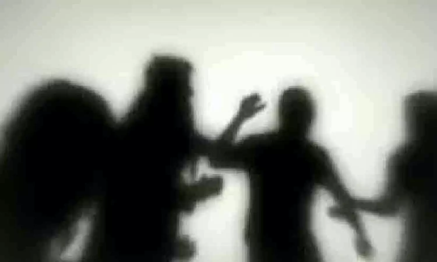 തെരുവുനായയെ കല്ലെറിഞ്ഞു; ദളിത് സ്ത്രീക്കും മകൾക്കും നടുറോഡിൽ ക്രൂര മർദനം