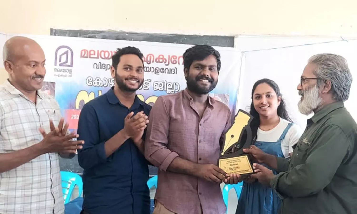 മാതൃഭാഷയ്ക്കു വേണ്ടിയുള്ള സമരമെന്നാൽ ഇംഗ്ലീഷിനെതിരായ സമരമല്ല - ആദി