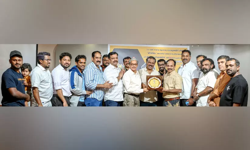 സംവിധായകൻ അലി അരീക്കത്തിനെ ആദരിച്ചു സംവിധായകൻ അലി അരീക്കത്തിനെ ആദരിച്ചു