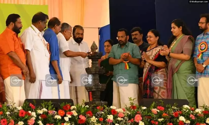 കലാകേരളത്തിന്റെ കണ്ണും കരളും ഇനി തലസ്ഥാന നഗരിയിലേക്ക്; സംസ്ഥാന സ്കൂൾ കലോത്സവത്തിന് തിരിതെളിഞ്ഞു കലാകേരളത്തിന്റെ കണ്ണും കരളും ഇനി തലസ്ഥാന നഗരിയിലേക്ക്; സംസ്ഥാന സ്കൂൾ കലോത്സവത്തിന് തിരിതെളിഞ്ഞു