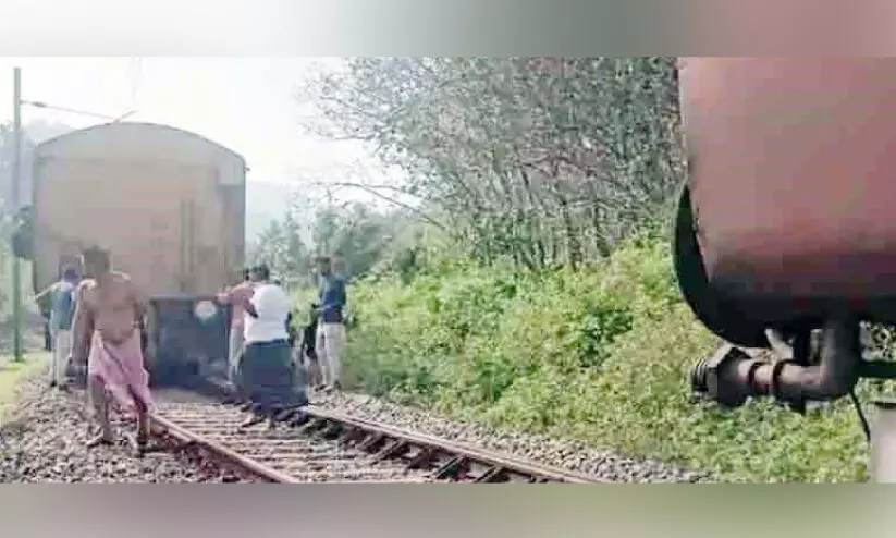 ആര്യങ്കാവിൽ ഓട്ടത്തിനിടെ ട്രെയിൻ ബോഗികൾ വേർെപട്ടു ആര്യങ്കാവിൽ ഓട്ടത്തിനിടെ ട്രെയിൻ ബോഗികൾ വേർെപട്ടു