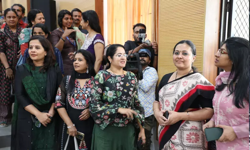 പഴയകാല അനുഭവങ്ങള്‍ പങ്കുവച്ച് മന്ത്രി വീണ ജോര്‍ജും സുഹൃത്തുക്കളും