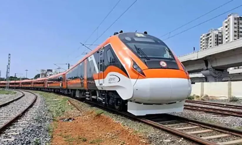 വന്ദേ ഭാരത് സ്ലീപ്പർ; പരീക്ഷണ ഓട്ടത്തിൽ 180 കി.മീ വേഗം കൈവരിച്ചെന്ന് മന്ത്രി വന്ദേ ഭാരത് സ്ലീപ്പർ; പരീക്ഷണ ഓട്ടത്തിൽ 180 കി.മീ വേഗം കൈവരിച്ചെന്ന് മന്ത്രി