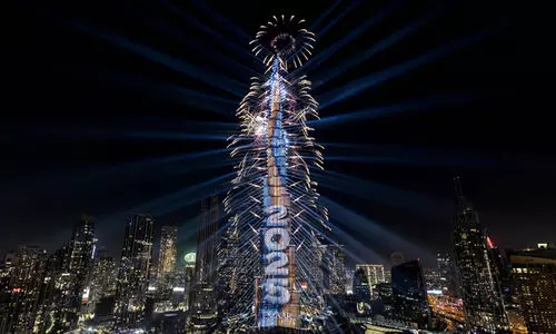 ആ​കാ​ശ​ത്തെ ചും​ബി​ച്ച്​ 15 വ​ർ​ഷം; ‘ബു​ർ​ജ്​ ഖ​ലീ​ഫ’​ക്ക്​ പി​റ​ന്നാ​ൾ