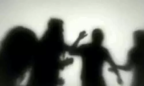 തെരുവുനായയെ കല്ലെറിഞ്ഞു; ദളിത് സ്ത്രീക്കും മകൾക്കും നടുറോഡിൽ ക്രൂര മർദനം