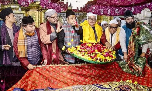 മന്ത്രി കിരൺ റിജിജു അജ്മീർ ദർഗയിൽ; പ്രധാനമന്ത്രി നൽകിയ ‘ചാദർ’ കൈമാറി