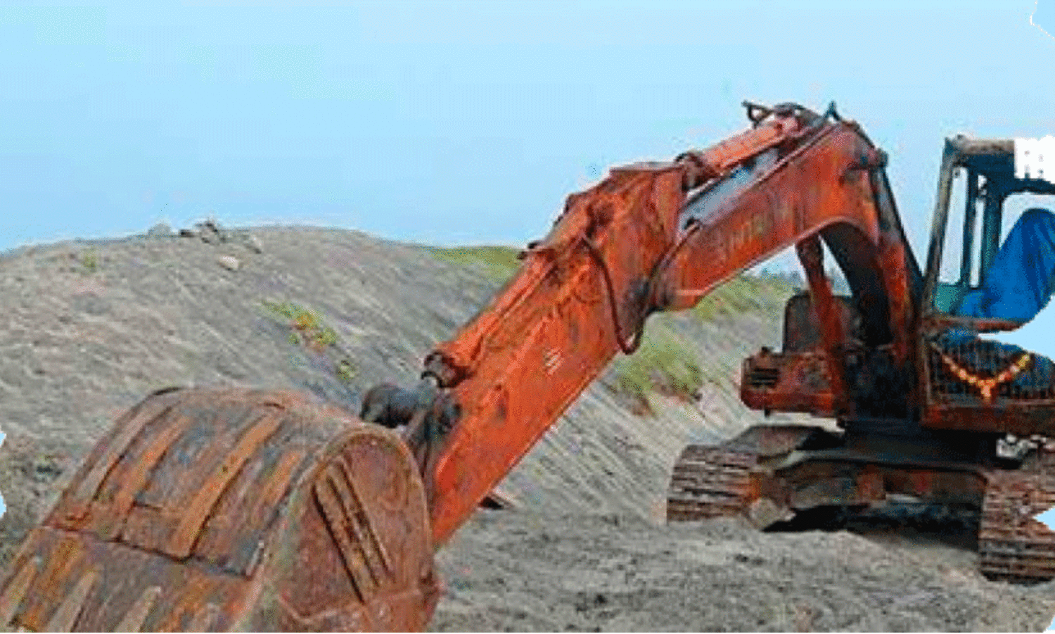 അധികാരികളുടെ ഇടപെടലില്ല; കലഞ്ഞൂരിൽ മണ്ണ് കടത്തൽ വ്യാപകം