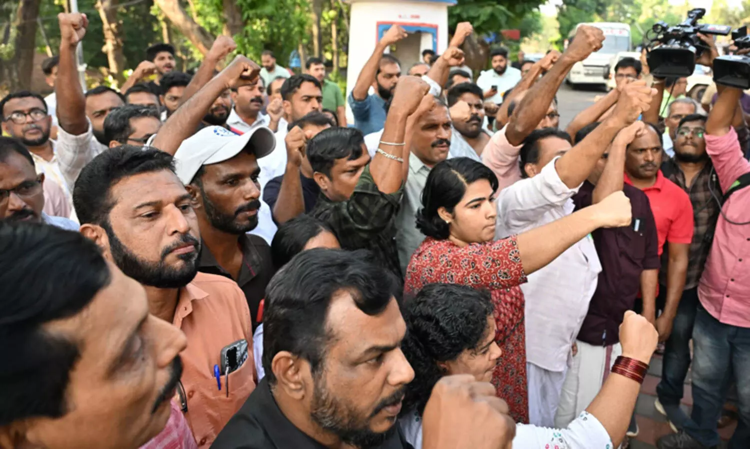 ‘കേരളമേ നിങ്ങളിത് കാണുന്നുണ്ടോ? കൊലക്കുറ്റത്തിന് ശിക്ഷയനുഭവിക്കാൻ പോകുന്നവർക്കാണ് ഈ പിന്തുണ’