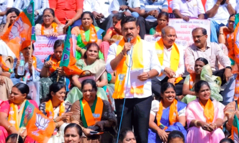 സിവിൽ കോൺട്രാക്ടർ ആത്മഹത്യ ചെയ്ത സംഭവം; മന്ത്രി പ്രിയങ്ക് ഖാർഗെയുടെ രാജി ആവശ്യപ്പെട്ട് ബി.ജെ.പി പ്രതിഷേധം സിവിൽ കോൺട്രാക്ടർ ആത്മഹത്യ ചെയ്ത സംഭവം; മന്ത്രി പ്രിയങ്ക് ഖാർഗെയുടെ രാജി ആവശ്യപ്പെട്ട് ബി.ജെ.പി പ്രതിഷേധം