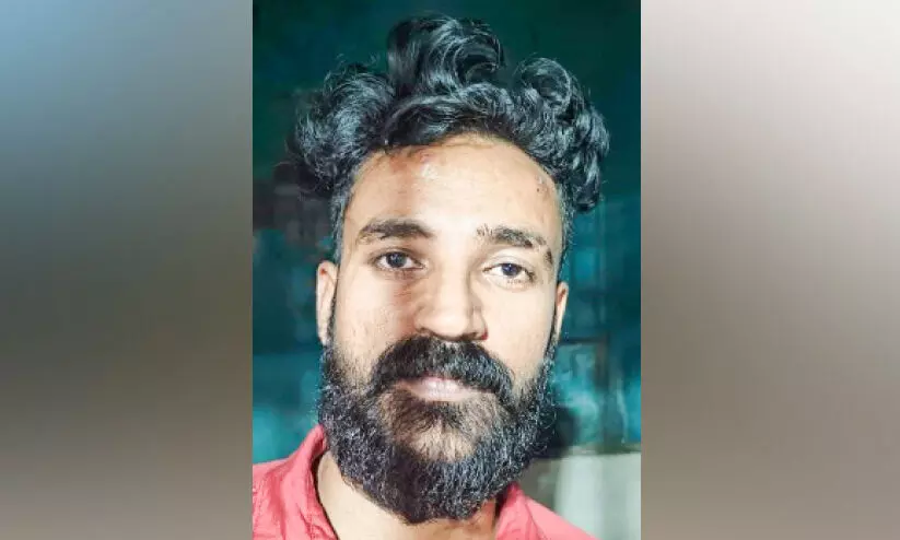 യുവാവിനെയും പൊലീസ് ഉദ്യോഗസ്ഥനെയും ആക്രമിച്ച പ്രതി പിടിയിൽ യുവാവിനെയും പൊലീസ് ഉദ്യോഗസ്ഥനെയും ആക്രമിച്ച പ്രതി പിടിയിൽ