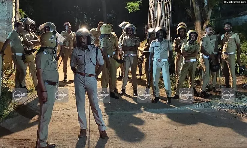 ‘അറസ്റ്റുണ്ടായാൽ വഴങ്ങും; എത്രയോ കാലമായി പിണറായിയും പി. ശശിയും ശ്രമിക്കുന്നതല്ലേ’ -പി.വി. അൻവർ ‘അറസ്റ്റുണ്ടായാൽ വഴങ്ങും; എത്രയോ കാലമായി പിണറായിയും പി. ശശിയും ശ്രമിക്കുന്നതല്ലേ’ -പി.വി. അൻവർ