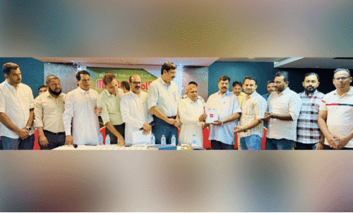 ഇ​ല്ലി​ക്ക​ൽ മു​ഹ​മ്മ​ദ​ലി​ക്ക്‌ കെ.​എം.​സി.​സി യാ​ത്ര​യ​യ​പ്പ്‌