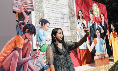 വർണമേളയായി ചിത്രസന്തെ ഇന്ന്