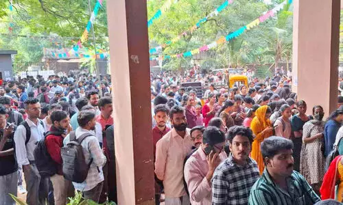 പ്രിൻസിപ്പലിന്റ വാ​ട്സ്ആ​പ് സ​ന്ദേ​ശം വിനയായി;  ജോബ് ഫെസ്റ്റിൽ ഒഴുകിയെത്തിയത് ആയിരങ്ങൾ