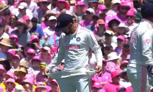 ഓസീസ് കാണികളെ കളിയാക്കി കോഹ്ലി; ‘സാൻഡ് പേപ്പർ ഗേറ്റ്’ അനുകരിച്ച് താരം -വിഡിയോ