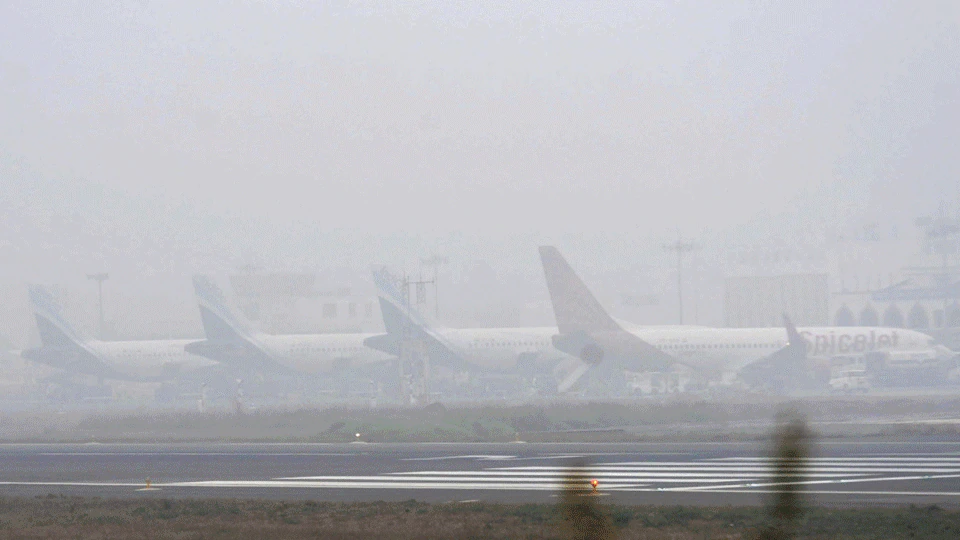 15 വിമാനങ്ങൾ റദ്ദാക്കി, 180 എണ്ണം വൈകി; ട്രെയിൻ സർവീസ് താളം തെറ്റി, മൂടൽമഞ്ഞിൽ വലഞ്ഞ് ഡൽഹി
