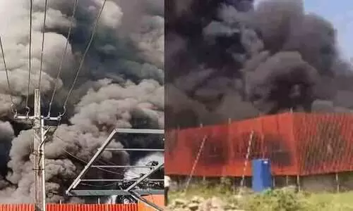 കാക്കനാട് ആക്രികടയിൽ വൻ തീപിടിത്തം; പ്രദേശവാസികളെ ഒഴിപ്പിച്ചു