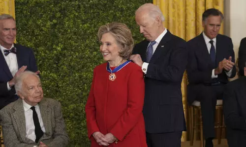 ഹിലരിക്കും സോറോസിനും  പ്ര​സി​ഡ​ൻ​ഷ്യ​ൽ മെ​ഡ​ൽ സമ്മാനിച്ച് ബൈഡൻ