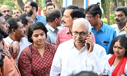 പെരിയ കൊലക്കേസ് കുറ്റവാളികൾ കണ്ണൂർ ജയിലിൽ; സ്വീകരിക്കാൻ പുസ്തകങ്ങളുമായി പി. ജയരാജൻ, ത​ട​വ​റ കാ​ട്ടി പേ​ടി​പ്പി​ക്കേ​ണ്ട...