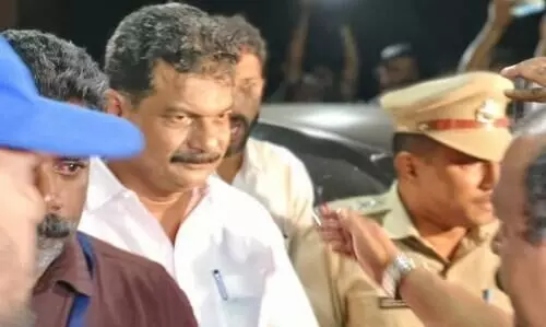 ‘നിങ്ങളിതെങ്ങോട്ടാ പിടിച്ചുവലിക്കുന്നത് ഡി.വൈ.എസ്.പീ? ഓവർ സ്മാർട്ടാകണ്ട, കണ്ണൂരിലെ സ്വഭാവം വേണ്ട’ -അൻവറിന്റെ അറസ്റ്റിനിടെ നാടകീയ രംഗങ്ങൾ ‘നിങ്ങളിതെങ്ങോട്ടാ പിടിച്ചുവലിക്കുന്നത് ഡി.വൈ.എസ്.പീ? ഓവർ സ്മാർട്ടാകണ്ട, കണ്ണൂരിലെ സ്വഭാവം വേണ്ട’ -അൻവറിന്റെ അറസ്റ്റിനിടെ നാടകീയ രംഗങ്ങൾ