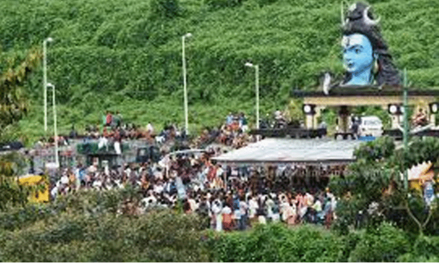 ആദിവാസികളുടെ മറവിൽ നിലക്കലിൽ അനധികൃത കച്ചവടം; സംഘത്തിൽ മോഷ്ടാക്കളും