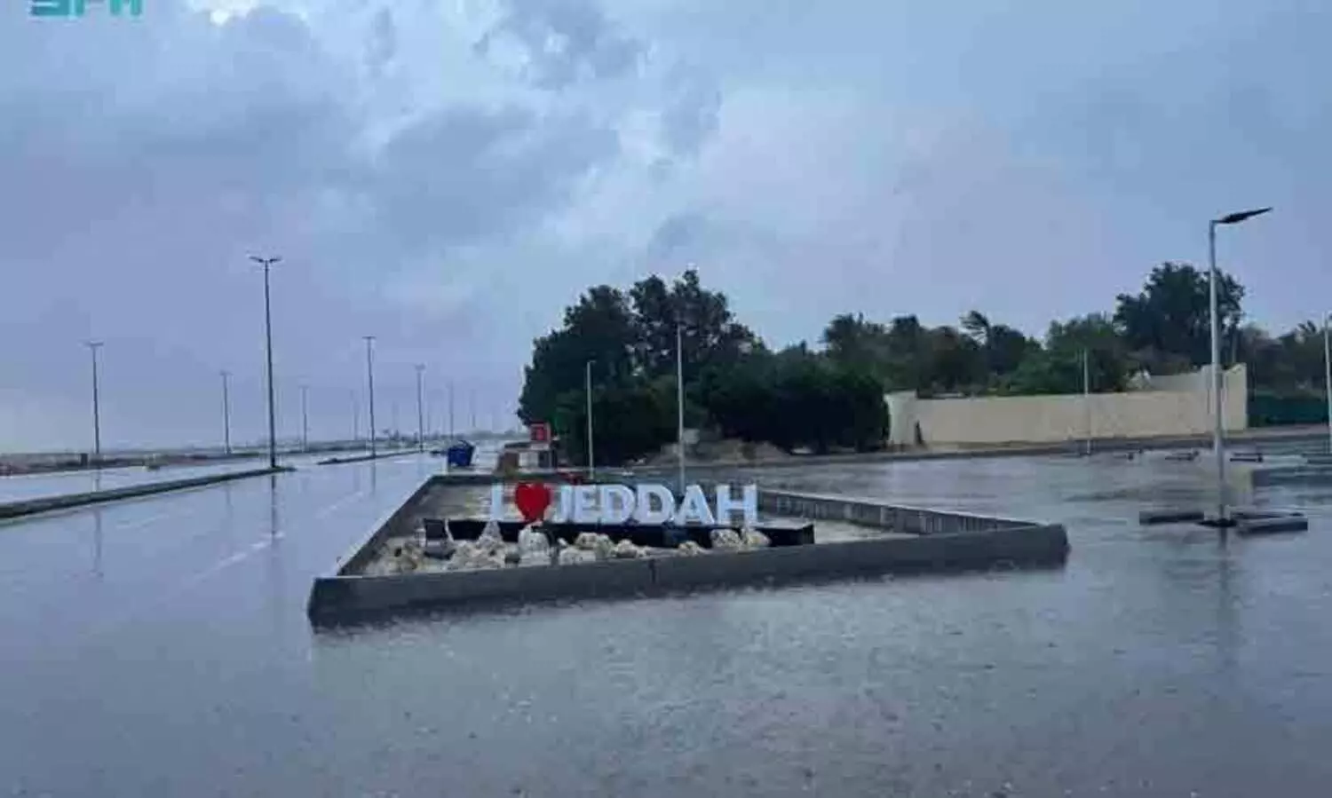 ന​ന​ഞ്ഞ്​ കു​തി​ർ​ന്നും കു​ളി​ർ​ന്നും സൗ​ദി; ജി​ദ്ദ, മ​ക്ക, മ​ദീ​ന ന​ഗ​ര​ങ്ങ​ളി​ൽ ശ​ക്ത​മാ​യ മ​ഴ​യും ഇ​ടി​മി​ന്ന​ലും