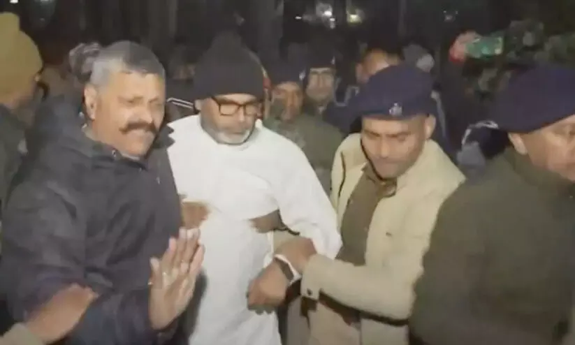 അനിശ്ചിതകാല നിരാഹാരം: പ്രശാന്ത് കിഷോറിനെ കസ്റ്റഡിയിലെടുത്ത് പൊലീസ് അനിശ്ചിതകാല നിരാഹാരം: പ്രശാന്ത് കിഷോറിനെ കസ്റ്റഡിയിലെടുത്ത് പൊലീസ്