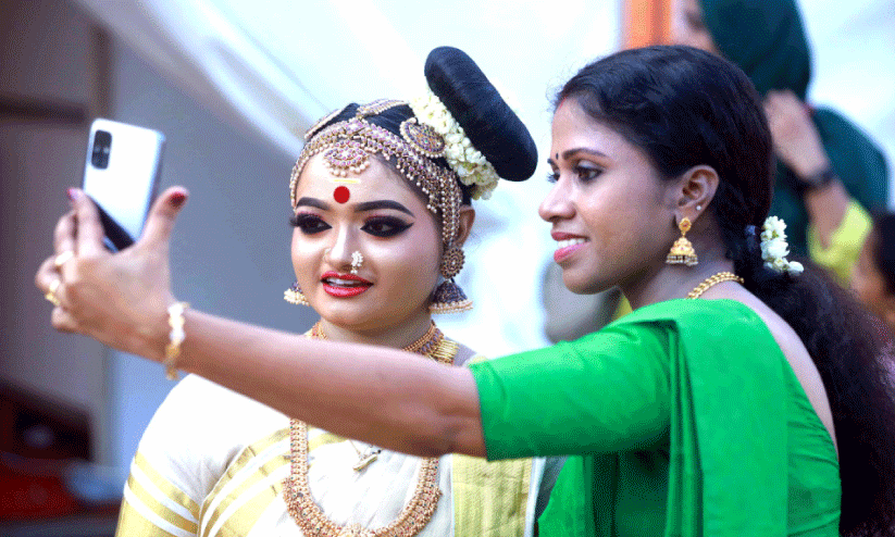 മണലാരണ്യത്തിൽ മനമുരുകി ഒരമ്മ, സ്നേഹ കസവായി ടീച്ചറമ്മ