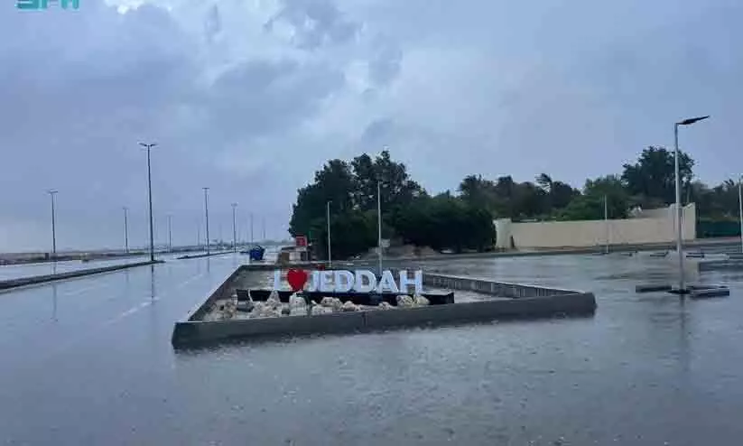 നനഞ്ഞ് കുതിർന്നും കുളിർന്നും സൗദി; ജിദ്ദ, മക്ക, മദീന നഗരങ്ങളിൽ ശക്തമായ മഴയും ഇടിമിന്നലും നനഞ്ഞ് കുതിർന്നും കുളിർന്നും സൗദി; ജിദ്ദ, മക്ക, മദീന നഗരങ്ങളിൽ ശക്തമായ മഴയും ഇടിമിന്നലും