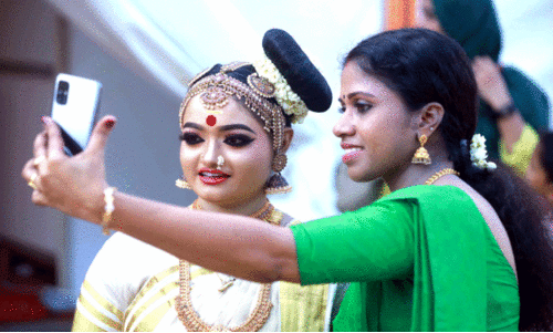 മണലാരണ്യത്തിൽ മനമുരുകി ഒരമ്മ, സ്നേഹ കസവായി ടീച്ചറമ്മ