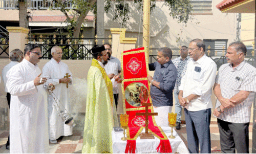 കെ.​ആ​ർ പു​രം പ​ള്ളി​യി​ൽ പെ​രു​ന്നാ​ളി​ന് കൊ​ടി​യേ​റി
