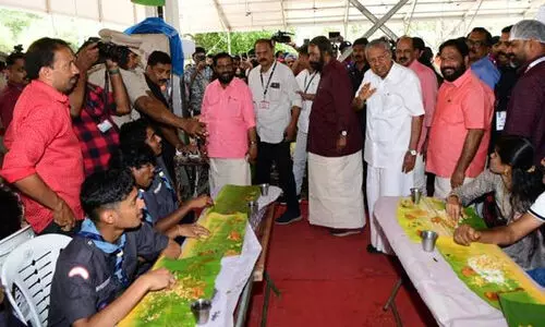 കലോത്സവ ഭക്ഷണശാല സന്ദർശിച്ച് മുഖ്യമന്ത്രി