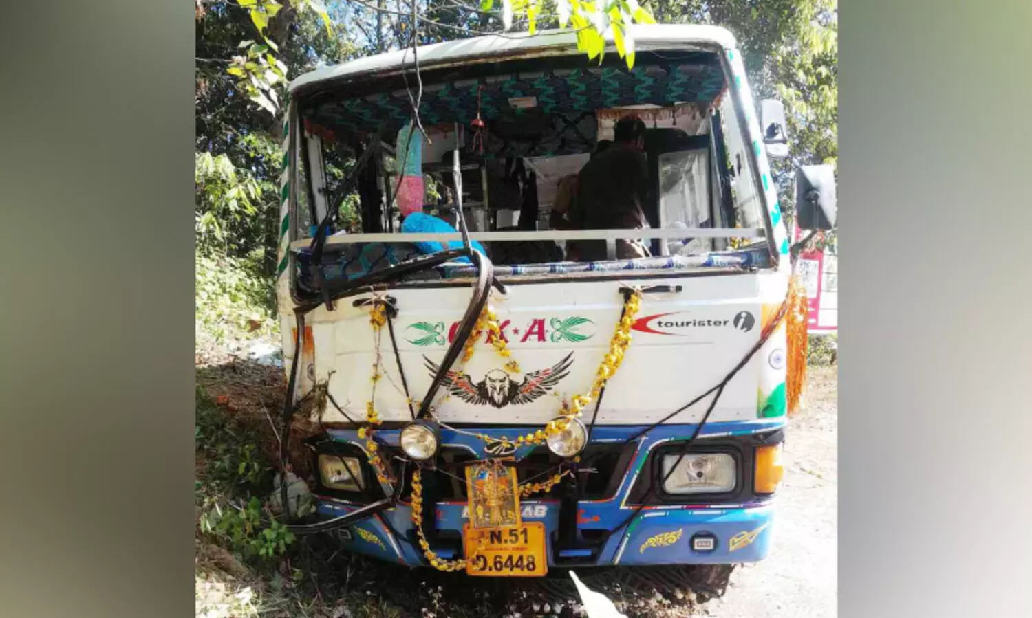 മിനി ബസ് തിട്ടയിലേക്ക്​ ഇടിച്ചുകയറി; 10 പേർക്ക് പരിക്ക്