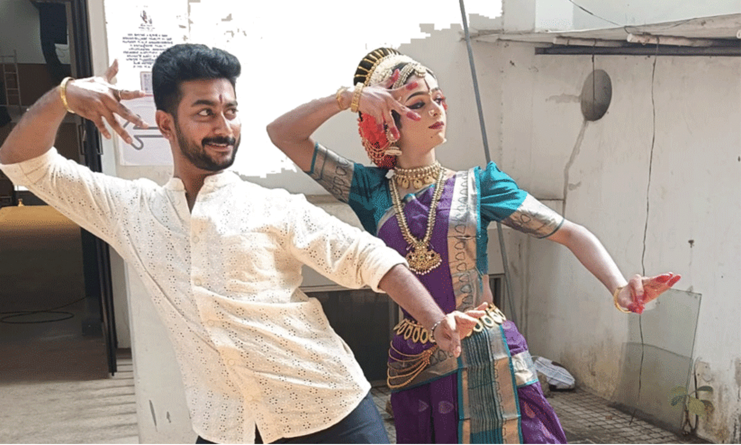 രാമായണത്തിലെ സീത; പെണ്‍വേഷമണിഞ്ഞ് രാഖില്‍, കൈയടിച്ച് പ്രേക്ഷകര്‍