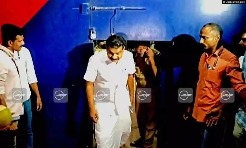 ‘ജയിലിൽ തലയിണ ചോദിച്ചിട്ട് തന്നില്ല, ഒരു ചായയും ഒരു ചപ്പാത്തിയുമാണ് ഈ ദിവസം ആകെ കഴിച്ചത്’ -പി.വി. അൻവർ എം.എൽ.എ ‘ജയിലിൽ തലയിണ ചോദിച്ചിട്ട് തന്നില്ല, ഒരു ചായയും ഒരു ചപ്പാത്തിയുമാണ് ഈ ദിവസം ആകെ കഴിച്ചത്’ -പി.വി. അൻവർ എം.എൽ.എ