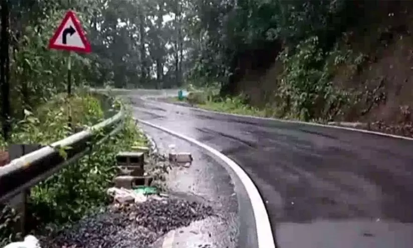 മാക്കൂട്ടം ചുരം റോഡ് അറ്റകുറ്റപ്പണി ആരംഭിച്ചു മാക്കൂട്ടം ചുരം റോഡ് അറ്റകുറ്റപ്പണി ആരംഭിച്ചു