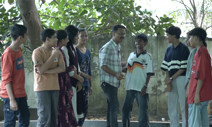 പുതിയ കാലത്ത് പുതിയ രീതിയിൽ കഥ പറയണം; “C/o പൊട്ടക്കുള”വുമായി ശിവദാസ് മാഷും കുട്ടികളും പുതിയ കാലത്ത് പുതിയ രീതിയിൽ കഥ പറയണം; “C/o പൊട്ടക്കുള”വുമായി ശിവദാസ് മാഷും കുട്ടികളും