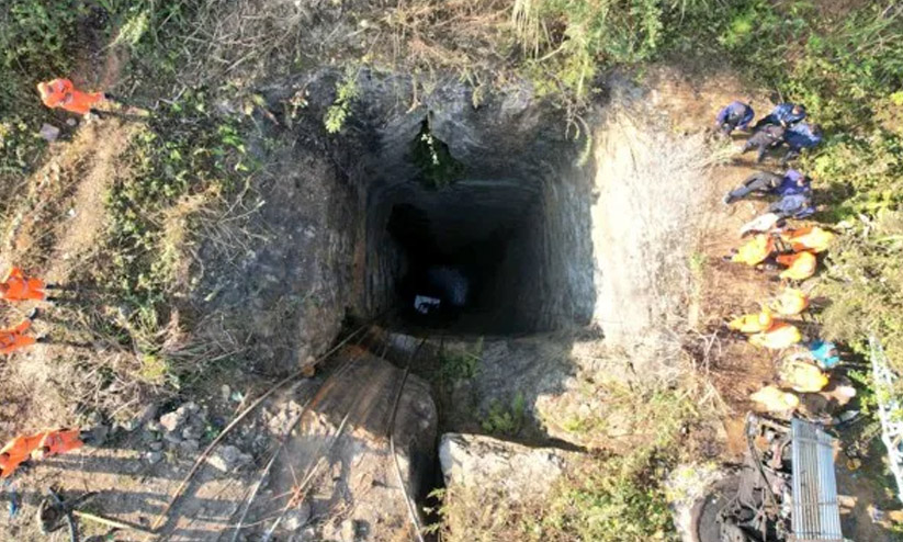 അസമിൽ ഖനിയിൽ കുടുങ്ങിയ മൂന്നു തൊഴിലാളികൾ മരിച്ചു; ആറുപേരെ രക്ഷിക്കാൻ ശ്രമം അസമിൽ ഖനിയിൽ കുടുങ്ങിയ മൂന്നു തൊഴിലാളികൾ മരിച്ചു; ആറുപേരെ രക്ഷിക്കാൻ ശ്രമം