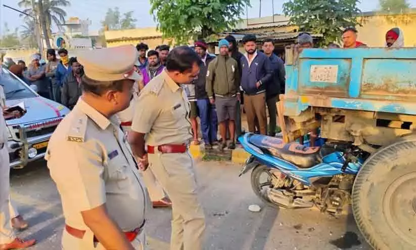 ട്രാക്ടറും ബൈക്കും കൂട്ടിയിടിച്ച് ഉമ്മയും രണ്ട് മക്കളും മരിച്ചു ട്രാക്ടറും ബൈക്കും കൂട്ടിയിടിച്ച് ഉമ്മയും രണ്ട് മക്കളും മരിച്ചു